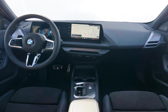 BMW 1-SERIE 120 | M Sportpakket Pro | Harman Kardon | Panoramadak | Stuurwielrand verwarmd | Trekhaak