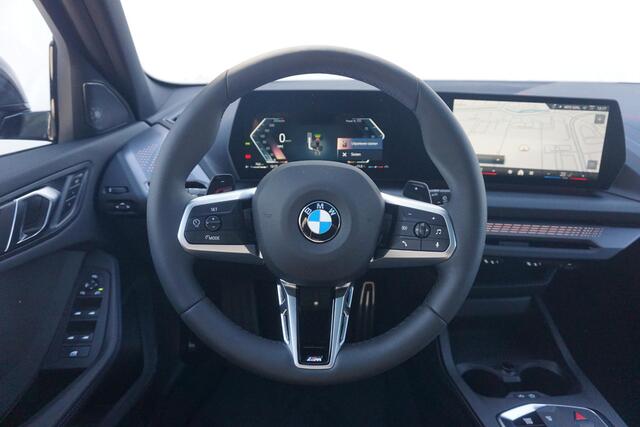 BMW 1-SERIE 120 | M Sportpakket Pro | Harman Kardon | Panoramadak | Stuurwielrand verwarmd | Trekhaak