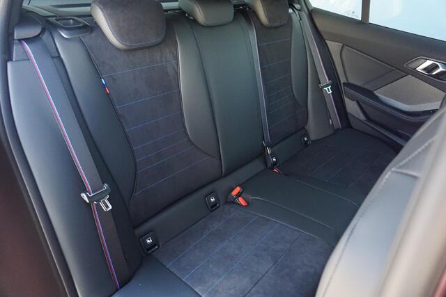 BMW 1-SERIE 120 | M Sportpakket Pro | Harman Kardon | Panoramadak | Stuurwielrand verwarmd | Trekhaak