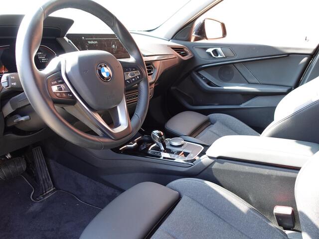 BMW 1-SERIE 118i Introduction Edition Automaat Navigatie Virtual Cockpit Parkeersensoren Ledverlichting HiFi audio Cruise Control Climate Control Getinte ramen