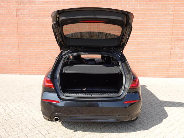 BMW 1-SERIE 118i Introduction Edition Automaat Navigatie Virtual Cockpit Parkeersensoren Ledverlichting HiFi audio Cruise Control Climate Control Getinte ramen