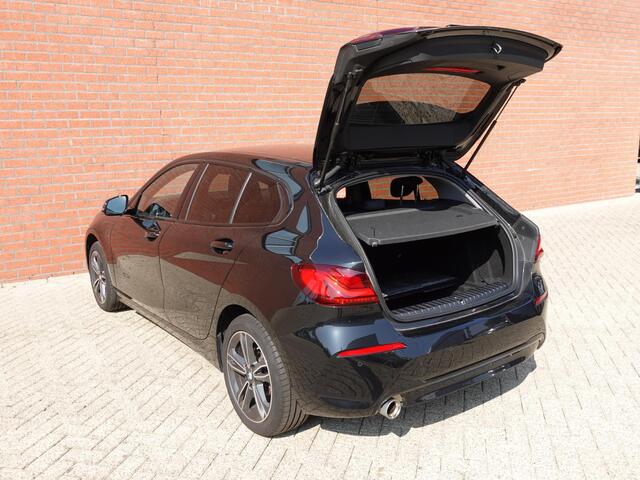 BMW 1-SERIE 118i Introduction Edition Automaat Navigatie Virtual Cockpit Parkeersensoren Ledverlichting HiFi audio Cruise Control Climate Control Getinte ramen