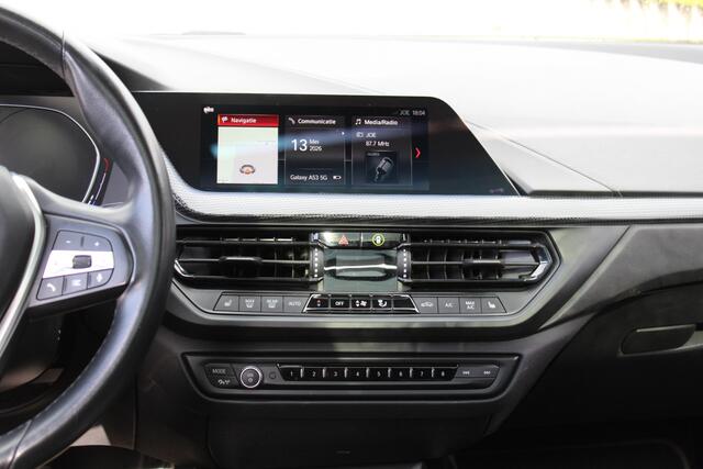 BMW 1-SERIE 118i Automaat Sportline | Panoramdak | Stoelverwarming