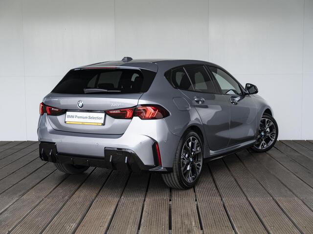 BMW 1-SERIE 120 | M Sportpakket | Stuurwielrand verwarmd | Comfort Access | Achteruitrijcamera | Stoelverwarming | 18''