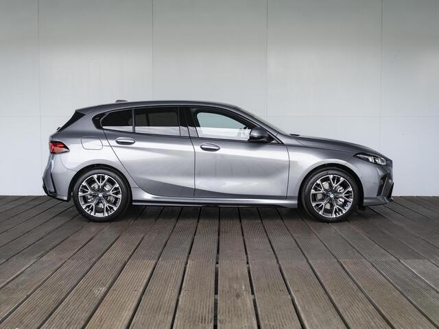 BMW 1-SERIE 120 | M Sportpakket | Stuurwielrand verwarmd | Comfort Access | Achteruitrijcamera | Stoelverwarming | 18''