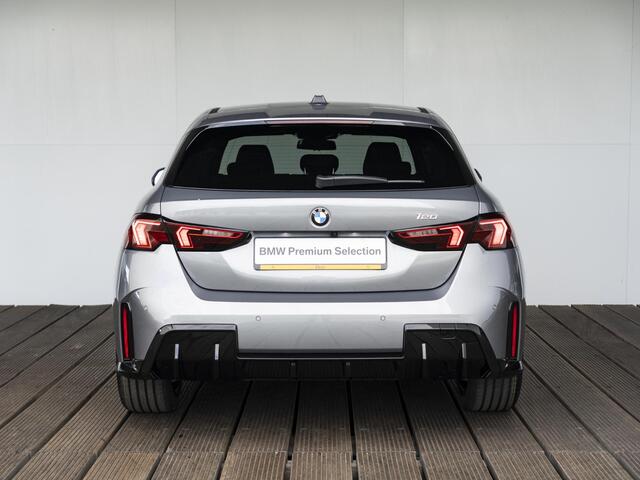 BMW 1-SERIE 120 | M Sportpakket | Stuurwielrand verwarmd | Comfort Access | Achteruitrijcamera | Stoelverwarming | 18''