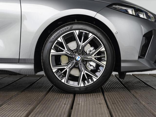 BMW 1-SERIE 120 | M Sportpakket | Stuurwielrand verwarmd | Comfort Access | Achteruitrijcamera | Stoelverwarming | 18''
