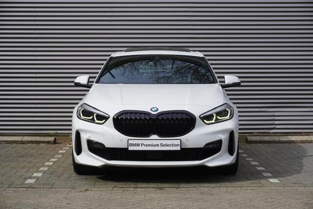 BMW 1-SERIE 120i Model M Sport | High Executive | 19 inch LM M Dubbelspaak (Styling 552 M) | Glazen panoramadak | HiFi System
