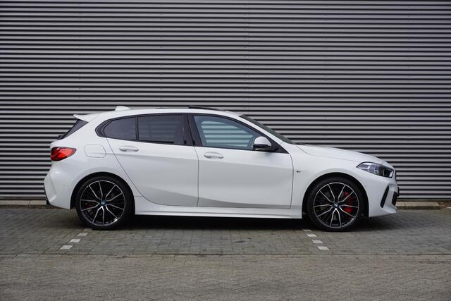 BMW 1-SERIE 120i Model M Sport | High Executive | 19 inch LM M Dubbelspaak (Styling 552 M) | Glazen panoramadak | HiFi System