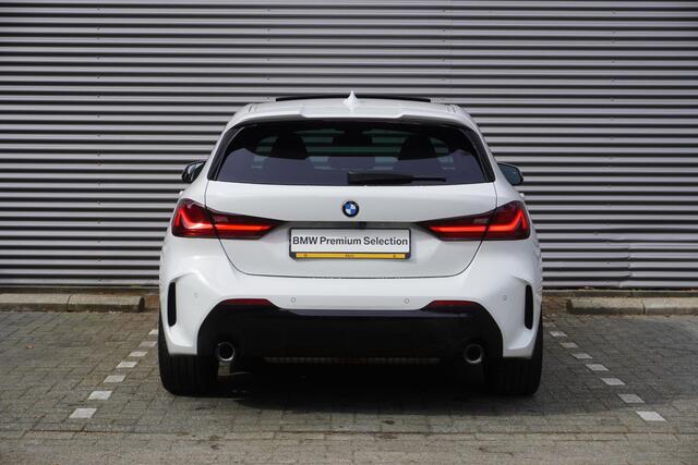 BMW 1-SERIE 120i Model M Sport | High Executive | 19 inch LM M Dubbelspaak (Styling 552 M) | Glazen panoramadak | HiFi System