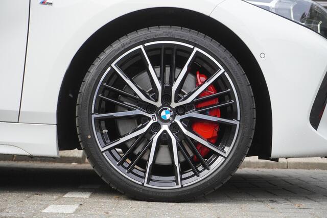 BMW 1-SERIE 120i Model M Sport | High Executive | 19 inch LM M Dubbelspaak (Styling 552 M) | Glazen panoramadak | HiFi System