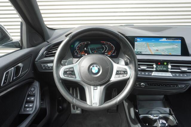 BMW 1-SERIE 120i Model M Sport | High Executive | 19 inch LM M Dubbelspaak (Styling 552 M) | Glazen panoramadak | HiFi System