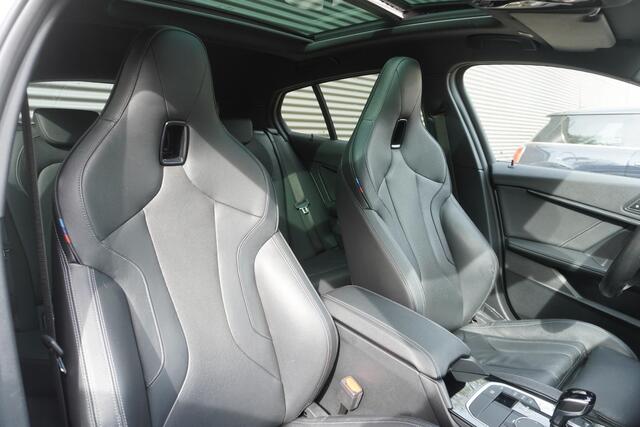 BMW 1-SERIE 120i Model M Sport | High Executive | 19 inch LM M Dubbelspaak (Styling 552 M) | Glazen panoramadak | HiFi System
