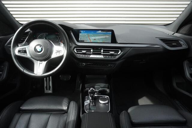 BMW 1-SERIE 120i Model M Sport | High Executive | 19 inch LM M Dubbelspaak (Styling 552 M) | Glazen panoramadak | HiFi System