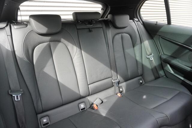 BMW 1-SERIE 120i Model M Sport | High Executive | 19 inch LM M Dubbelspaak (Styling 552 M) | Glazen panoramadak | HiFi System