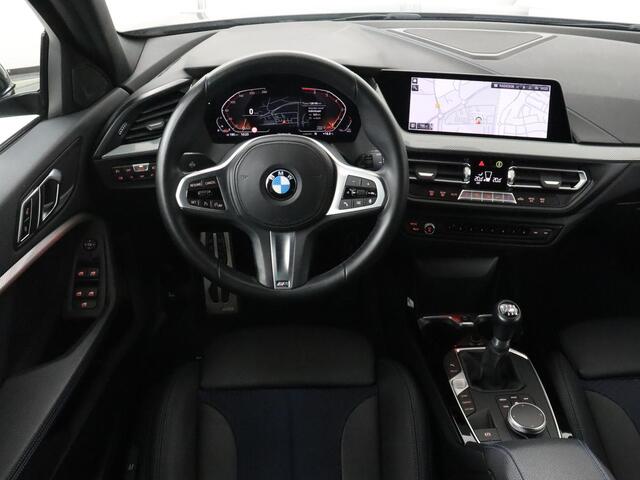 BMW 1-SERIE 118i M Sport | Carplay | Sportstoelen | Camera | Half leder | Navigatie | Live Cockpit | Park Assist | Full LED | Climate control | Sfeerverlichting | Cruise control | Bluetooth