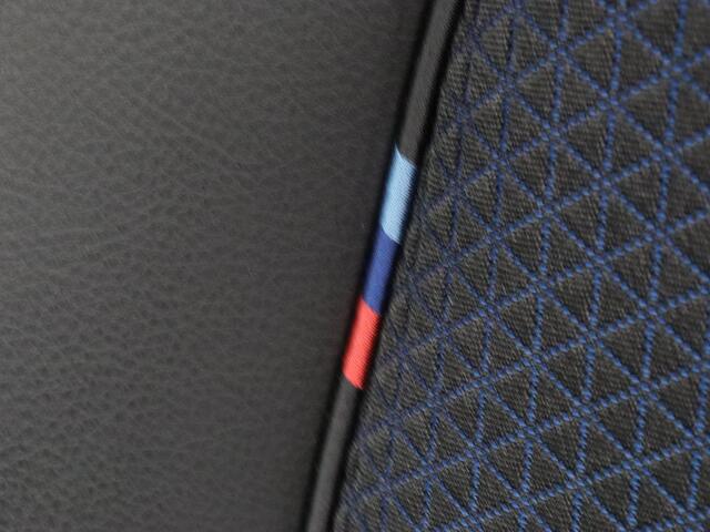 BMW 1-SERIE 118i M Sport | Carplay | Sportstoelen | Camera | Half leder | Navigatie | Live Cockpit | Park Assist | Full LED | Climate control | Sfeerverlichting | Cruise control | Bluetooth