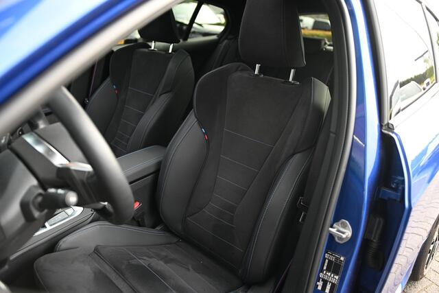 BMW 1-SERIE 120 M Sport Automaat / Trekhaak / Panoramadak / Sportstoelen / Comfort Access / Iconic Glow / Head-Up / Harman-Kardon / Parking Assistant Plus