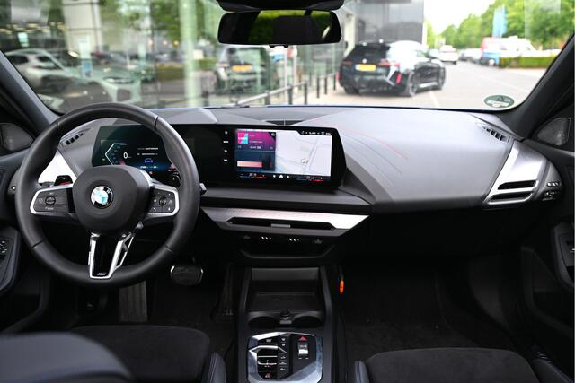 BMW 1-SERIE 120 M Sport Automaat / Trekhaak / Panoramadak / Sportstoelen / Comfort Access / Iconic Glow / Head-Up / Harman-Kardon / Parking Assistant Plus