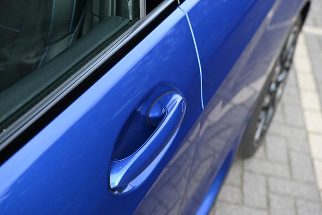 BMW 1-SERIE 120 M Sport Automaat / Trekhaak / Panoramadak / Sportstoelen / Comfort Access / Iconic Glow / Head-Up / Harman-Kardon / Parking Assistant Plus