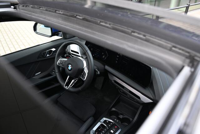 BMW 1-SERIE 120 M Sport Automaat / Trekhaak / Panoramadak / Sportstoelen / Comfort Access / Iconic Glow / Head-Up / Harman-Kardon / Parking Assistant Plus