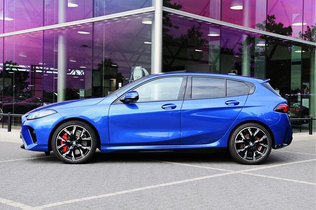 BMW 1-SERIE 120 M Sport Automaat / Trekhaak / Panoramadak / Sportstoelen / Comfort Access / Iconic Glow / Head-Up / Harman-Kardon / Parking Assistant Plus