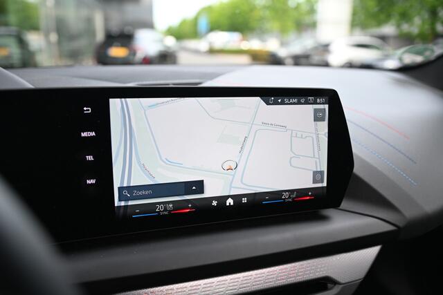 BMW 1-SERIE 120 M Sport Automaat / Trekhaak / Panoramadak / Sportstoelen / Comfort Access / Iconic Glow / Head-Up / Harman-Kardon / Parking Assistant Plus