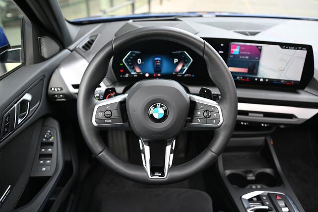 BMW 1-SERIE 120 M Sport Automaat / Trekhaak / Panoramadak / Sportstoelen / Comfort Access / Iconic Glow / Head-Up / Harman-Kardon / Parking Assistant Plus