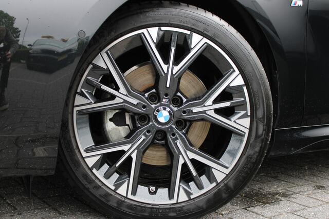 BMW 1-SERIE 120 M Sport Automaat / Sportstoelen / Comfort Access / Achteruitrijcamera / Adaptieve LED / Harman-Kardon