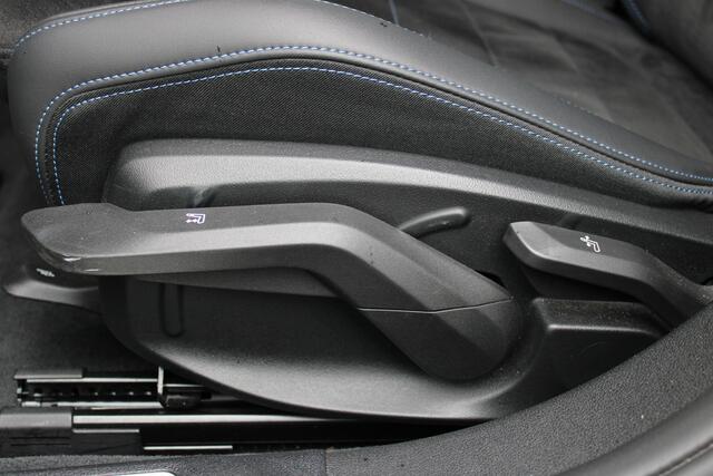 BMW 1-SERIE 120 M Sport Automaat / Sportstoelen / Comfort Access / Achteruitrijcamera / Adaptieve LED / Harman-Kardon