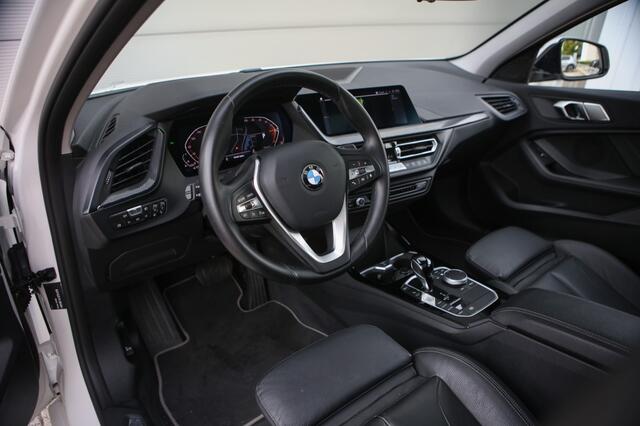 BMW 1-SERIE 118i High Exec | Pano | HUD | Incl Winterset |