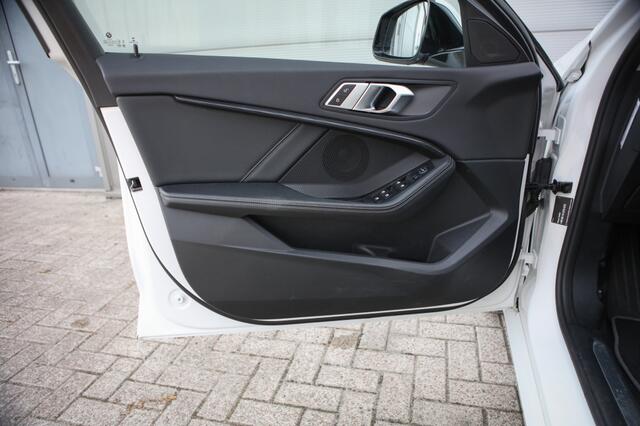 BMW 1-SERIE 118i High Exec | Pano | HUD | Incl Winterset |