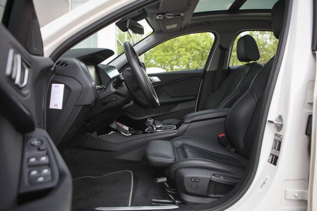 BMW 1-SERIE 118i High Exec | Pano | HUD | Incl Winterset |