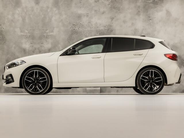 BMW 1-SERIE 118i High Executive Automaat (APPLE CARPLAY, DEALER ONDERHOUDEN, GROOT NAVI, STUUR/STOELVERWARMING, SPORTSTOELEN, PARKEERSENSOREN, GETINT GLAS, CRUISE, NIEUWSTAAT)