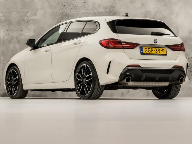 BMW 1-SERIE 118i High Executive Automaat (APPLE CARPLAY, DEALER ONDERHOUDEN, GROOT NAVI, STUUR/STOELVERWARMING, SPORTSTOELEN, PARKEERSENSOREN, GETINT GLAS, CRUISE, NIEUWSTAAT)
