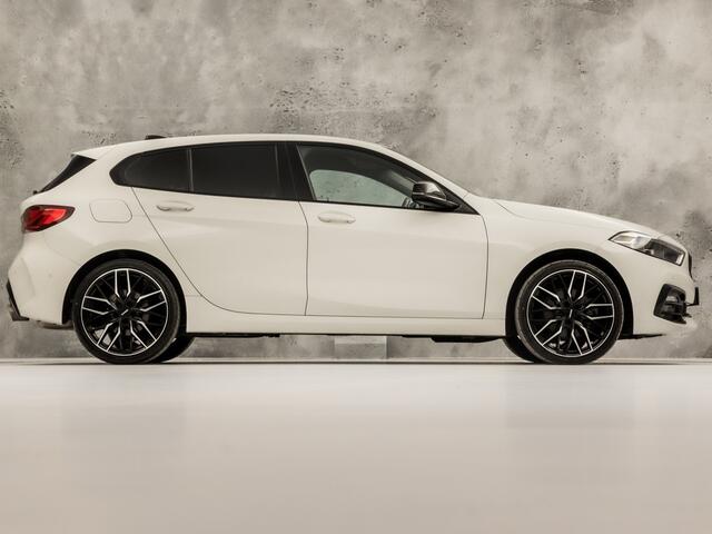 BMW 1-SERIE 118i High Executive Automaat (APPLE CARPLAY, DEALER ONDERHOUDEN, GROOT NAVI, STUUR/STOELVERWARMING, SPORTSTOELEN, PARKEERSENSOREN, GETINT GLAS, CRUISE, NIEUWSTAAT)