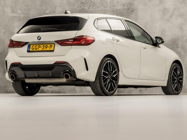 BMW 1-SERIE 118i High Executive Automaat (APPLE CARPLAY, DEALER ONDERHOUDEN, GROOT NAVI, STUUR/STOELVERWARMING, SPORTSTOELEN, PARKEERSENSOREN, GETINT GLAS, CRUISE, NIEUWSTAAT)