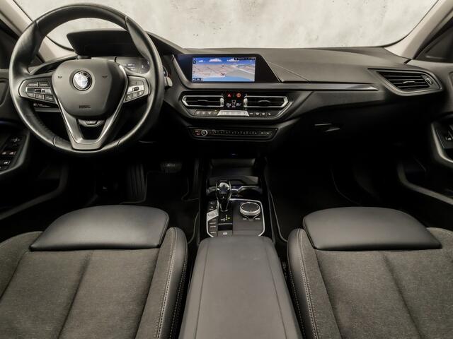 BMW 1-SERIE 118i High Executive Automaat (APPLE CARPLAY, DEALER ONDERHOUDEN, GROOT NAVI, STUUR/STOELVERWARMING, SPORTSTOELEN, PARKEERSENSOREN, GETINT GLAS, CRUISE, NIEUWSTAAT)