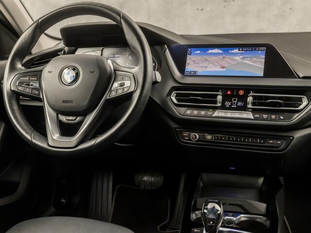BMW 1-SERIE 118i High Executive Automaat (APPLE CARPLAY, DEALER ONDERHOUDEN, GROOT NAVI, STUUR/STOELVERWARMING, SPORTSTOELEN, PARKEERSENSOREN, GETINT GLAS, CRUISE, NIEUWSTAAT)