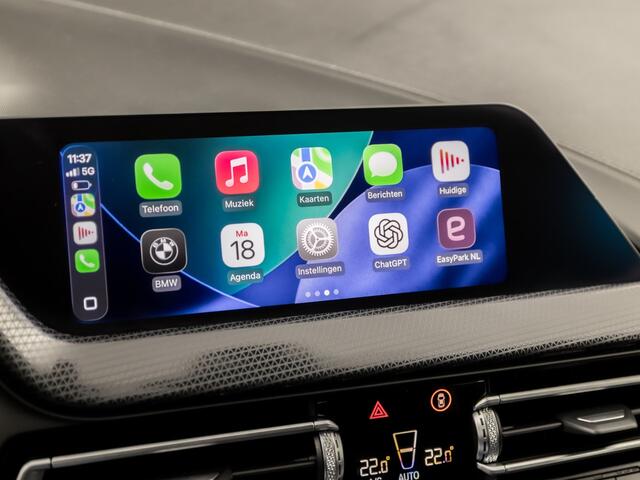 BMW 1-SERIE 118i High Executive Automaat (APPLE CARPLAY, DEALER ONDERHOUDEN, GROOT NAVI, STUUR/STOELVERWARMING, SPORTSTOELEN, PARKEERSENSOREN, GETINT GLAS, CRUISE, NIEUWSTAAT)
