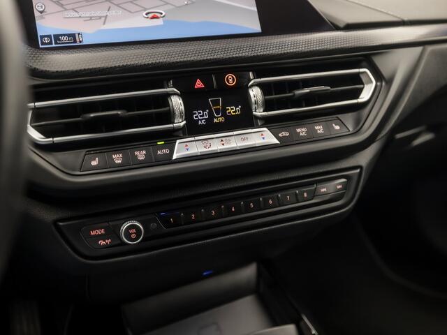 BMW 1-SERIE 118i High Executive Automaat (APPLE CARPLAY, DEALER ONDERHOUDEN, GROOT NAVI, STUUR/STOELVERWARMING, SPORTSTOELEN, PARKEERSENSOREN, GETINT GLAS, CRUISE, NIEUWSTAAT)