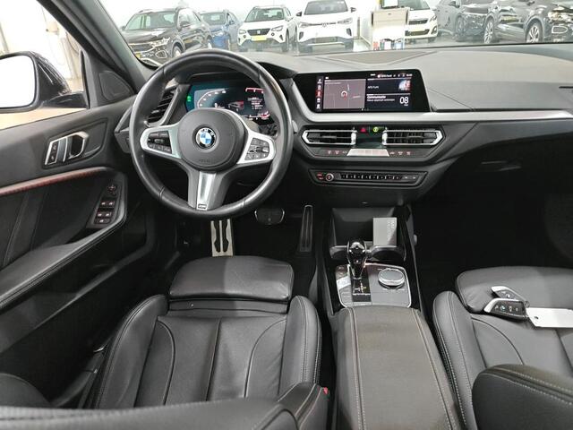 BMW 1-SERIE 118i Business Edition Automaat / Navigatie / Panoramadak / Leder