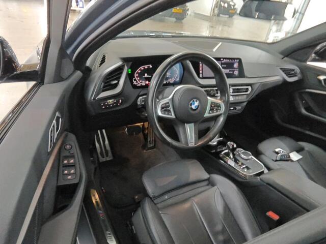 BMW 1-SERIE 118i Business Edition Automaat / Navigatie / Panoramadak / Leder