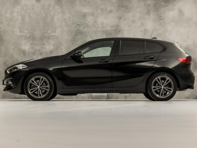 BMW 1-SERIE 118i Sport Automaat (APPLE CARPLAY, GROOT NAVI, LEDER, CAMERA, SPORTSTOELEN, SFEERVERLICHTING, CRUISE, NIEUWSTAAT)