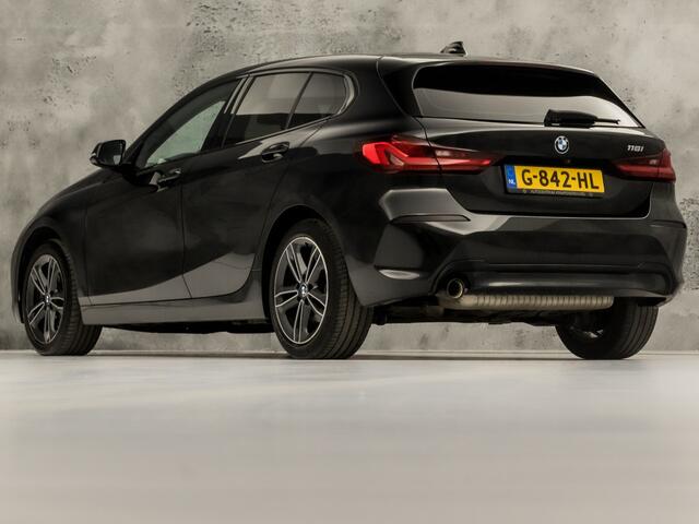 BMW 1-SERIE 118i Sport Automaat (APPLE CARPLAY, GROOT NAVI, LEDER, CAMERA, SPORTSTOELEN, SFEERVERLICHTING, CRUISE, NIEUWSTAAT)