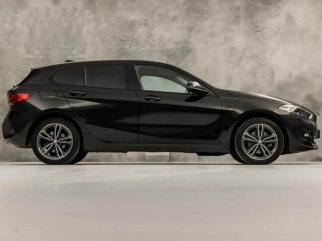 BMW 1-SERIE 118i Sport Automaat (APPLE CARPLAY, GROOT NAVI, LEDER, CAMERA, SPORTSTOELEN, SFEERVERLICHTING, CRUISE, NIEUWSTAAT)