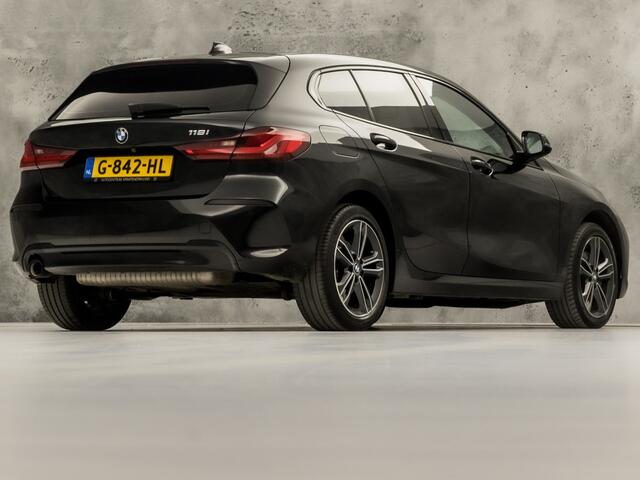 BMW 1-SERIE 118i Sport Automaat (APPLE CARPLAY, GROOT NAVI, LEDER, CAMERA, SPORTSTOELEN, SFEERVERLICHTING, CRUISE, NIEUWSTAAT)