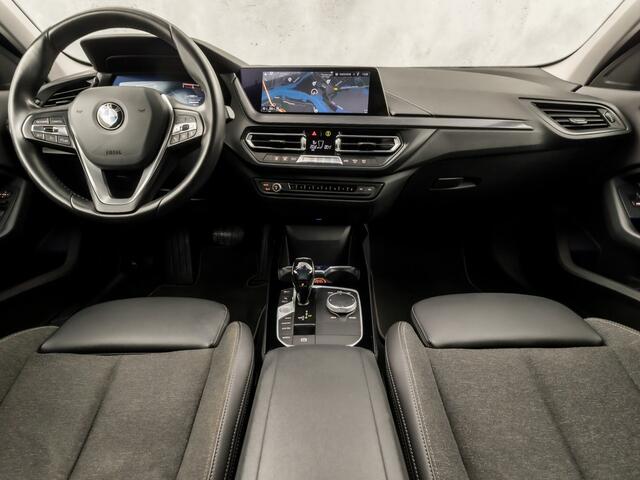 BMW 1-SERIE 118i Sport Automaat (APPLE CARPLAY, GROOT NAVI, LEDER, CAMERA, SPORTSTOELEN, SFEERVERLICHTING, CRUISE, NIEUWSTAAT)