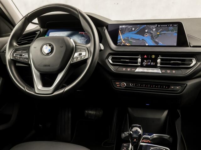 BMW 1-SERIE 118i Sport Automaat (APPLE CARPLAY, GROOT NAVI, LEDER, CAMERA, SPORTSTOELEN, SFEERVERLICHTING, CRUISE, NIEUWSTAAT)
