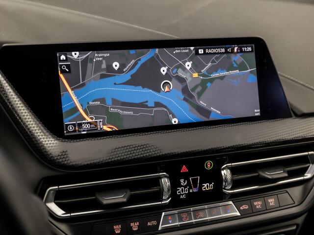 BMW 1-SERIE 118i Sport Automaat (APPLE CARPLAY, GROOT NAVI, LEDER, CAMERA, SPORTSTOELEN, SFEERVERLICHTING, CRUISE, NIEUWSTAAT)